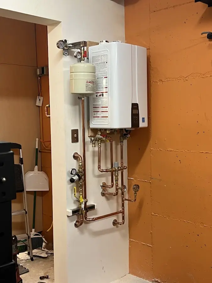 Plumbing technician inspecting water heater connections in La Presa